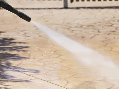 Lavando el hormigón estampado con agua a alta presión